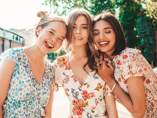 Tři Mladé Krásné Usmívající Hipster Dívky Módní Letní Sundress Sexy — Stock fotografie