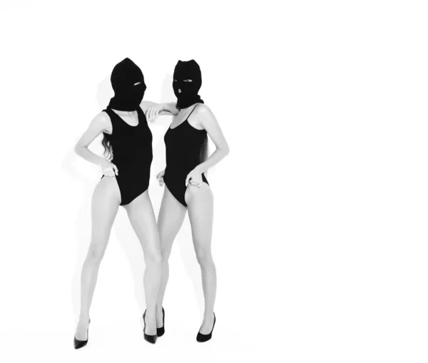 Twee Mooie Sexy Vrouwen Zwart Badpak Modellen Dragen Bandiet Bivakmuts — Stockfoto