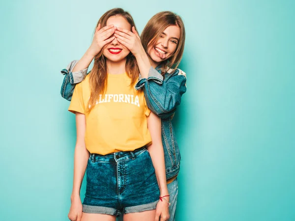 Zwei Junge Schöne Lächelnde Hipstermädchen Trendigen Sommergelben Shirts Und Jeansjacken — Stockfoto