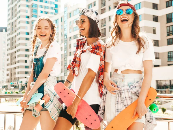 Три Молоді Усміхнені Красиві Дівчата Барвистими Скейтбордами Жінки Літньому Хіпстерському — стокове фото