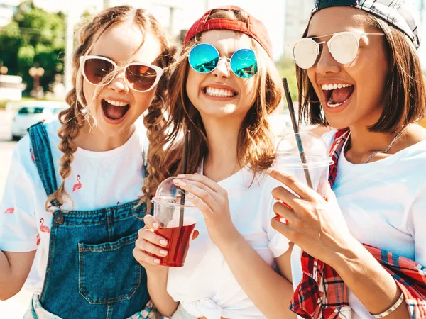 Three Young Beautiful Smiling Hipster Girls Trendy Summer Clothes Sexy — Stock Photo, Image