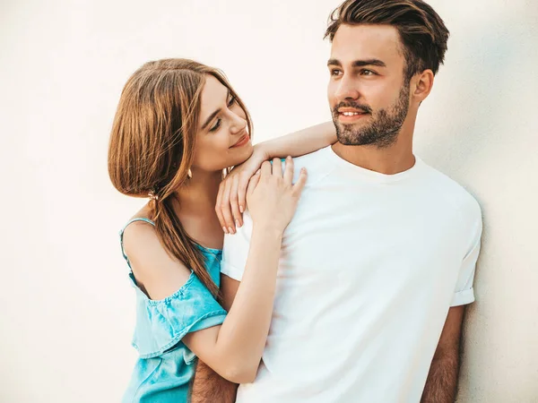 Retrato Menina Bonita Sorridente Seu Bonito Boyfriend Woman Casual Jeans — Fotografia de Stock