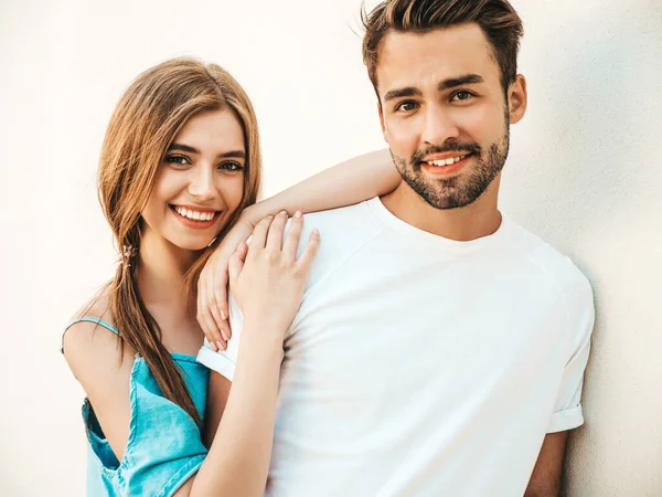 Retrato Menina Bonita Sorridente Seu Bonito Boyfriend Woman Casual Jeans — Fotografia de Stock