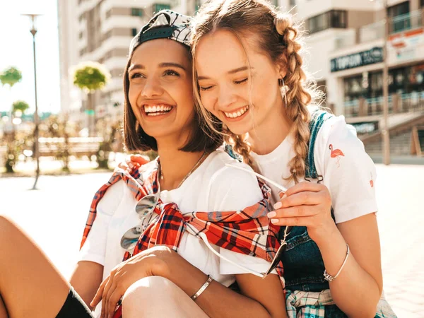 Två Unga Leende Vackra Flickor Med Färgglada Penny Skateboards Kvinnor — Stockfoto