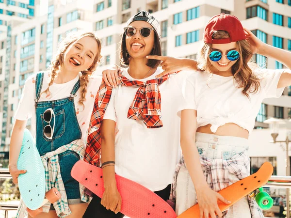 Drei Junge Lächelnde Schöne Mädchen Mit Bunten Penny Skateboards Frauen — Stockfoto