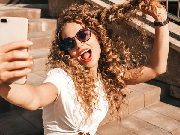 Magnifique Modèle Souriant Avec Coiffure Afro Boucles Habillé Vêtements Hipster — Photo