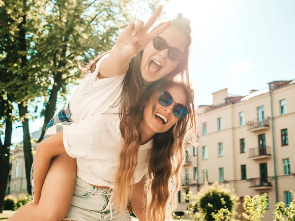 Ritratto Due Giovani Belle Ragazze Hipster Sorridenti Trendy Estate Bianco — Foto Stock