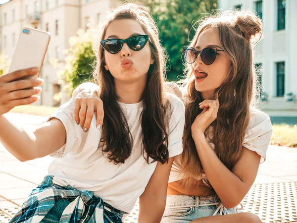 Dvě Mladé Usměvavé Hipsterky Letních Šatech Dívky Selfie Autoportrét Fotky — Stock fotografie