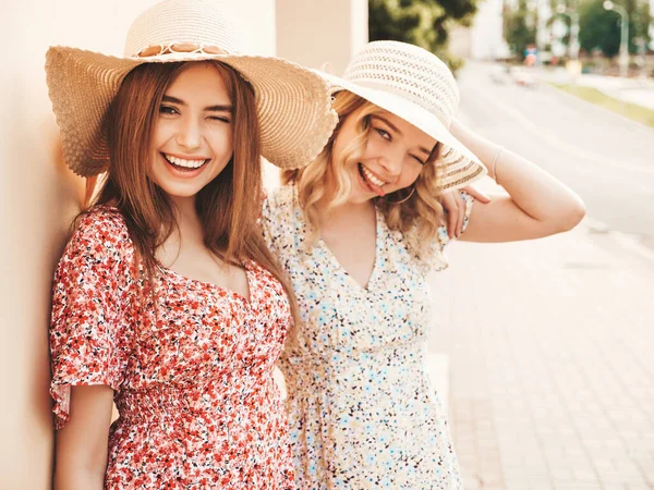 Duas Jovens Belas Meninas Hipster Sorridentes Moda Verão Sundress Sexy — Fotografia de Stock