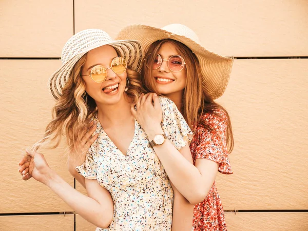 Due Giovani Belle Ragazze Hipster Sorridenti Trendy Sundress Sexy Donne — Foto Stock