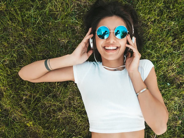 Mode Porträtt Unga Snygga Hipster Kvinna Liggande Gräset Parken Flicka — Stockfoto