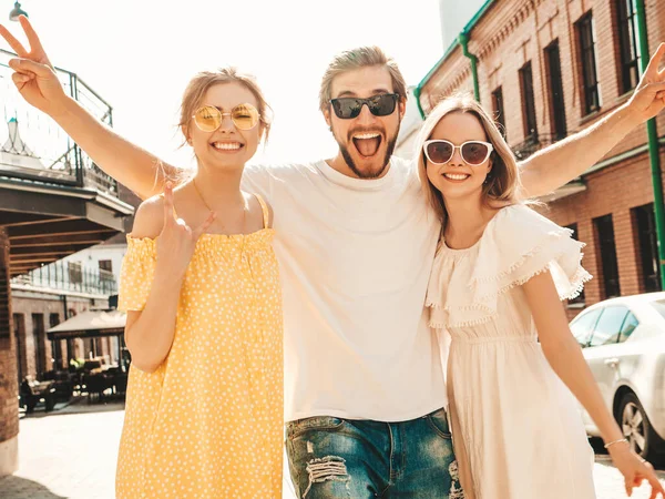 Grupo Jovens Três Amigos Elegantes Posando Rua Homem Moda Duas — Fotografia de Stock