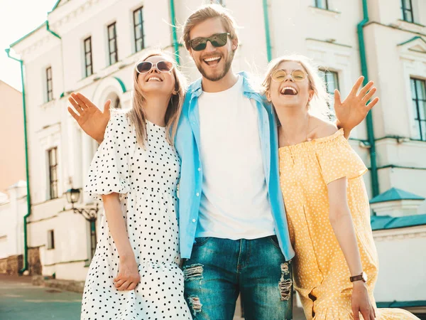 Grupo Jovens Três Amigos Elegantes Posando Rua Homem Moda Duas — Fotografia de Stock