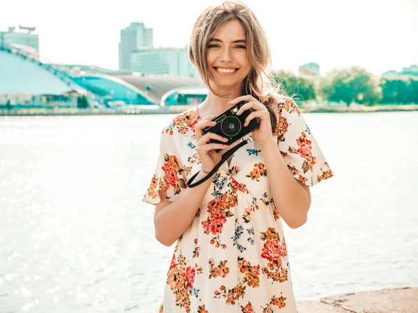 Porträtt Ung Vacker Leende Hipster Flicka Trendiga Sommarklänningar Sexig Bekymmerslös — Stockfoto