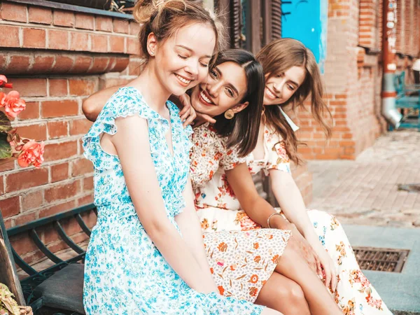 Tři Mladé Krásné Usmívající Hipster Dívky Módní Letní Sundress Sexy — Stock fotografie