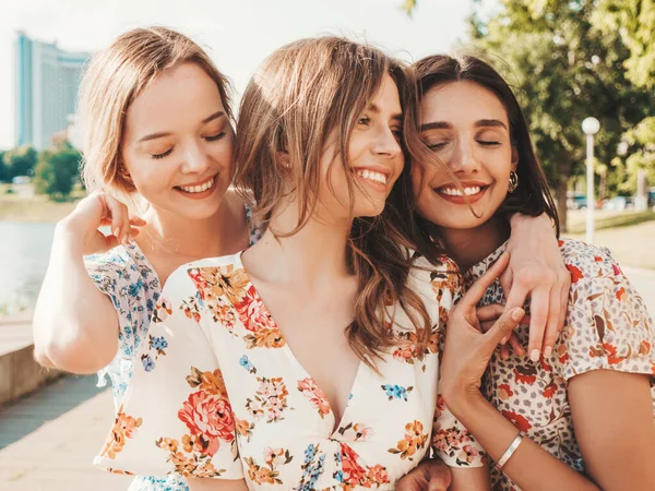 三个年轻美丽的嬉皮士女孩穿着时髦的夏装 性感无忧无虑的女人在街上摆姿势 有乐趣和拥抱的正面模特 购物后散步 — 图库照片