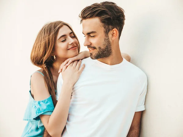 Retrato Menina Bonita Sorridente Seu Bonito Boyfriend Woman Casual Jeans — Fotografia de Stock