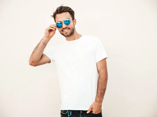 Portrét Pohledného Usmívajícího Stylového Hipsterského Lambersexuálního Modelu Muž Oblečený Bílém — Stock fotografie