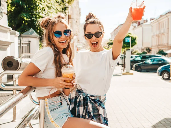 Twee Jonge Mooie Glimlachende Hippe Meisjes Trendy Zomerkleding Zorgeloze Vrouwen — Stockfoto