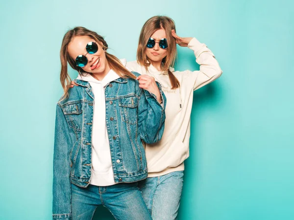 Zwei Junge Schöne Brünette Lächelnde Hipster Mädchen Trendigem Sommer Kapuzenpulli — Stockfoto