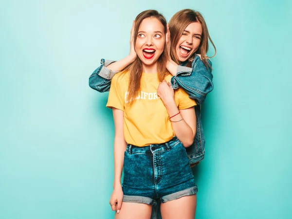 Due Giovani Belle Ragazze Hipster Sorridenti Trendy Estate Gialle Shirt — Foto Stock