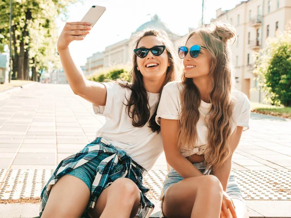 Dvě Mladé Usměvavé Hipsterky Letních Šatech Dívky Selfie Autoportrét Fotky — Stock fotografie