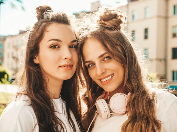 Κοντινό Πορτρέτο Δύο Νεαρών Όμορφων Χαμογελαστών Hipster Κοριτσιών Μοντέρνα Καλοκαιρινά — Φωτογραφία Αρχείου