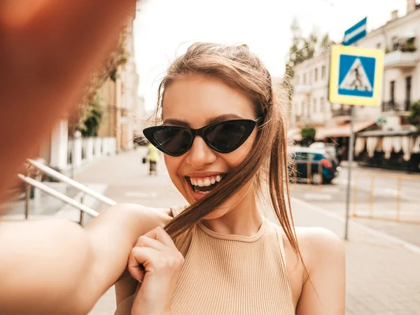Porträtt Vacker Leende Brunett Flicka Sommarkläder Modellen Tar Selfie Smartphone — Stockfoto