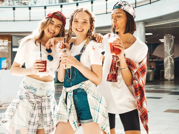 Drei Junge Schöne Lächelnde Hipster Mädchen Trendiger Sommerkleidung Sexy Unbeschwerte — Stockfoto