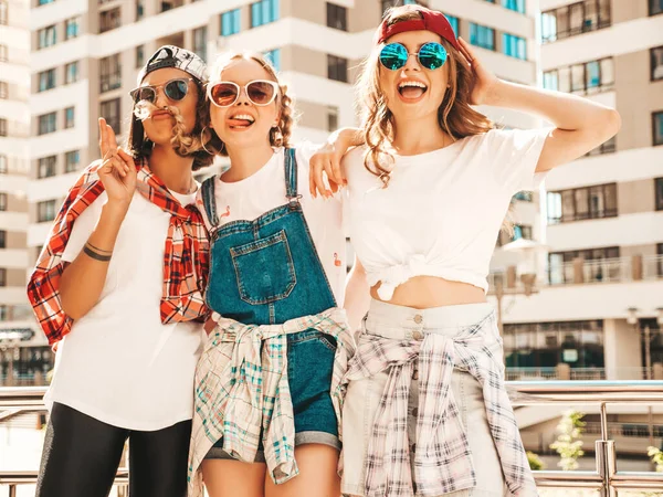 Πορτρέτο Τριών Νέων Όμορφων Χαμογελαστών Hipster Κοριτσιών Μοντέρνα Καλοκαιρινά Ρούχα — Φωτογραφία Αρχείου