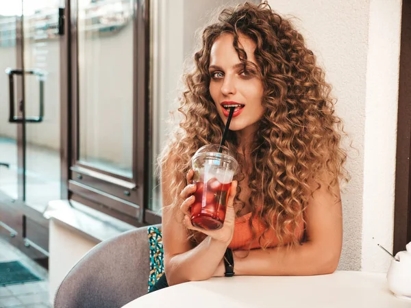 Junge Schöne Lächelnde Hipsterfrau Mit Afro Locken Frisur Frau Sommerlichen — Stockfoto