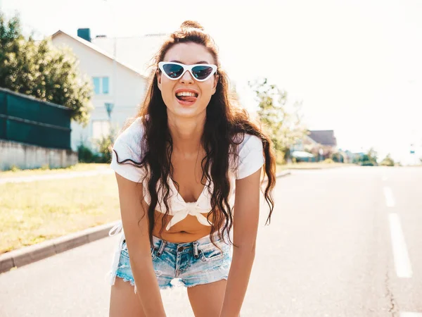 Portrét Krásné Usměvavé Modelky Oblečené Letních Džínách Hipster Šortky Oblečení — Stock fotografie