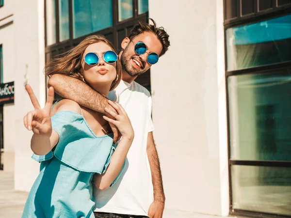 Retrato Una Hermosa Mujer Sonriente Guapo Novio Mujer Vestido Casual —  Fotos de Stock