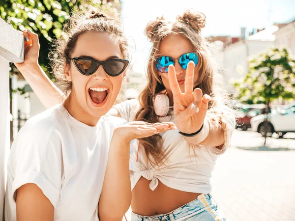 Retrato Duas Jovens Belas Mulheres Hipster Sorridentes Moda Verão Branco — Fotografia de Stock