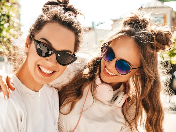 Retrato Duas Jovens Belas Mulheres Hipster Sorridentes Moda Verão Branco — Fotografia de Stock