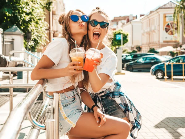 Två Unga Vackra Leende Hipster Kvinnor Trendiga Sommarkläder Obekymrade Kvinnor — Stockfoto