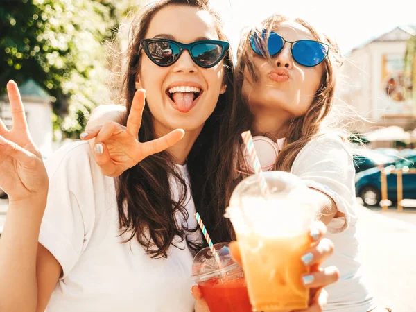 Dvě Mladé Krásné Usmívající Hipsterky Módních Letních Šatech Bezstarostné Ženy — Stock fotografie
