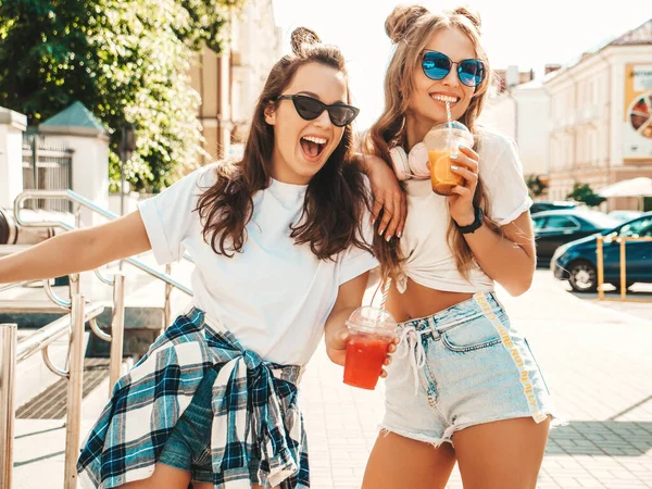 Dvě Mladé Krásné Usmívající Hipsterky Módních Letních Šatech Bezstarostné Ženy — Stock fotografie