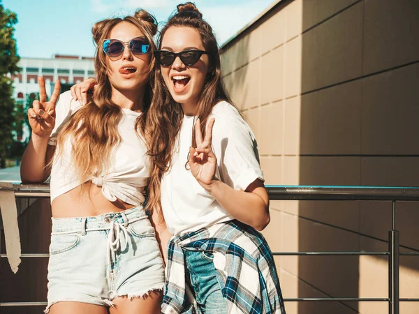 Retrato Duas Jovens Belas Mulheres Hipster Sorridentes Moda Verão Branco — Fotografia de Stock