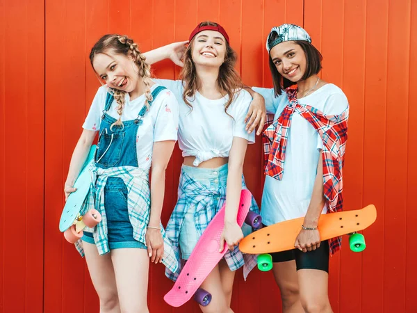 Trois Jeunes Filles Souriantes Belles Avec Des Skateboards Women Colorés — Photo