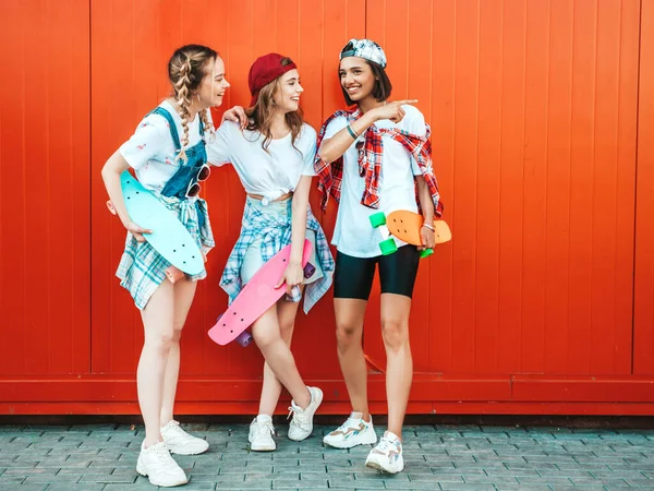 Drei Junge Lächelnde Schöne Mädchen Mit Bunten Penny Skateboards Frauen — Stockfoto