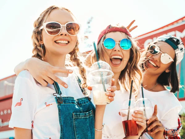 Tre Unga Vackra Leende Hipstertjejer Trendiga Sommarkläder Sexiga Bekymmerslösa Kvinnor — Stockfoto