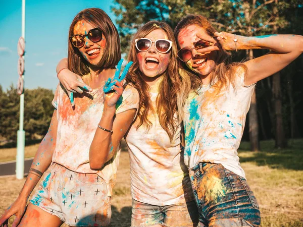 在夏天的荷莉彩色节上 三个快乐而美丽的女孩在开派对 日落时戴太阳镜发疯的正面模特 — 图库照片