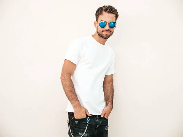 Portrét Pohledného Sebevědomého Stylového Hipsterského Lambersexuálního Modelu Muž Oblečený Bílém — Stock fotografie