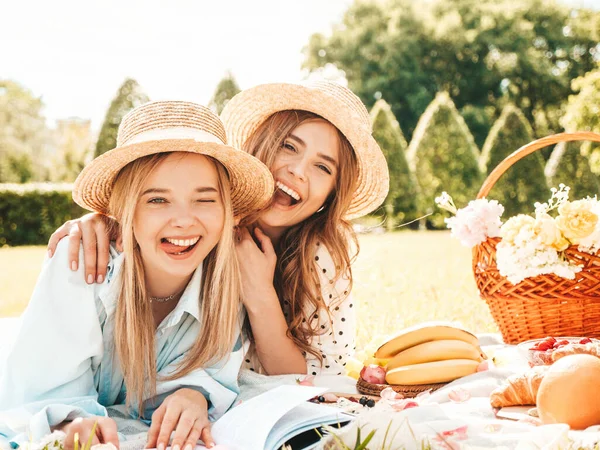 Två Unga Vackra Leende Hipstertjejer Trendig Sommarklänning Och Sommarmössa Obekymrade — Stockfoto