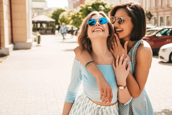 Dos Jóvenes Hermosas Chicas Hipster Sonrientes Ropa Verano Moda Sexy — Foto de Stock