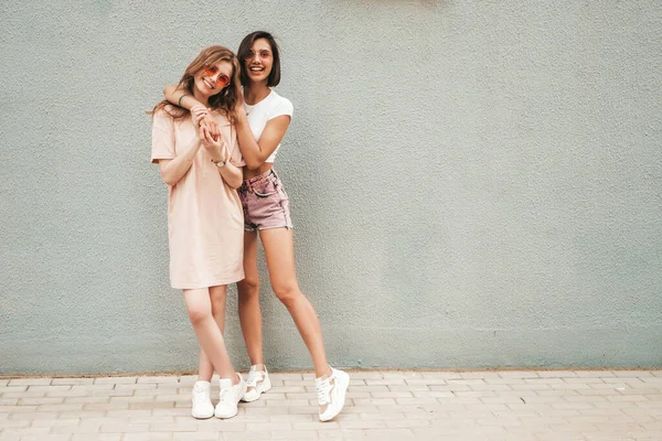 Dwie Młode Piękne Uśmiechnięte Hipsterki Modnych Letnich Ubraniach Sexy Beztroskie — Zdjęcie stockowe