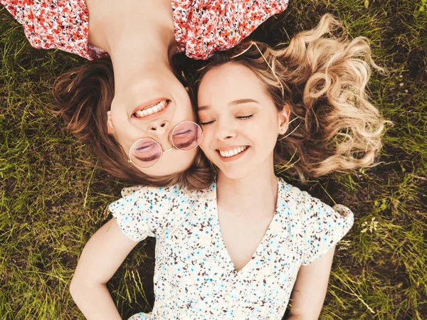 Дві Молоді Красиві Усміхнені Дівчата Хіпстери Модний Літній Вечір Сексуальні — стокове фото