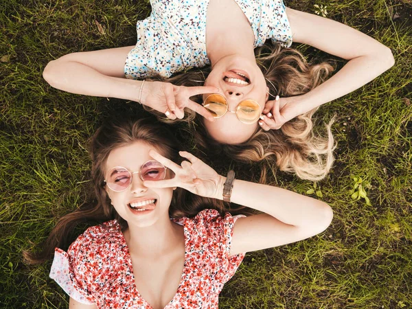 Twee Jonge Mooie Lachende Hippe Meisjes Hippe Zomerse Zonnekleden Sexy — Stockfoto