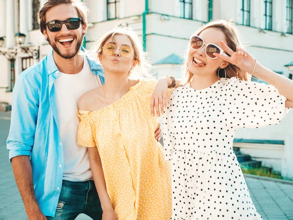 Groupe Jeunes Trois Amis Élégants Posant Dans Rue Homme Mode — Photo